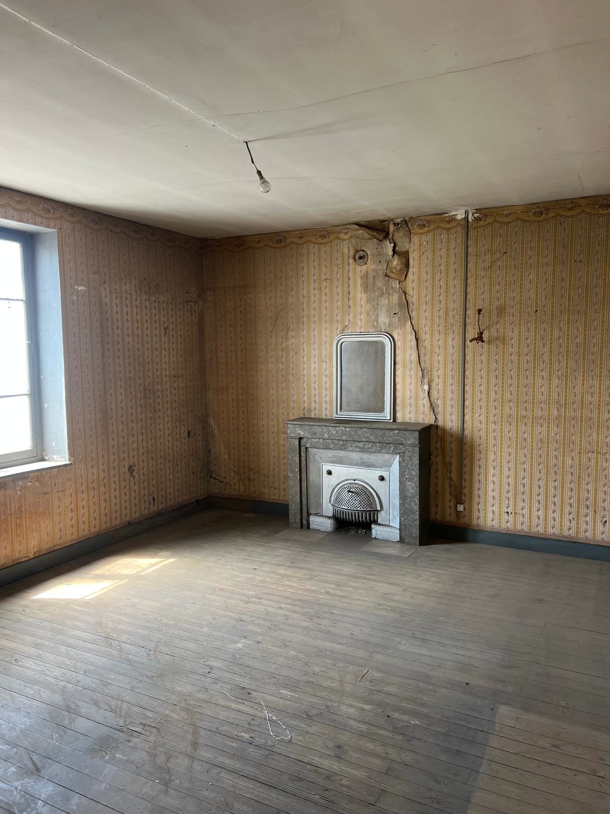 salon entièrement vidé après un chantier de débarras à Lyon